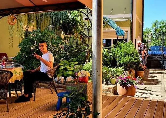 Sonce Bed and Breakfast Πτούι